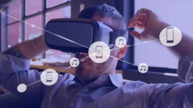 VR kulaklık kullanılarak, iki ırklı iş adamının üzerindeki simgelerle olan bağlantıların animasyonu. küresel iş, finans, bağlantılar ve dijital arayüz konsepti dijital olarak oluşturulmuş video.