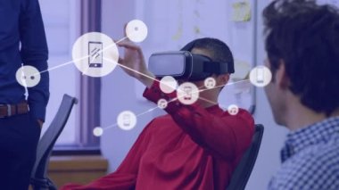 VR kulaklık kullanan farklı iş adamlarının üzerindeki simgelerle bağlantı ağının animasyonu. küresel iş, finans, bağlantılar ve dijital arayüz konsepti dijital olarak oluşturulmuş video.