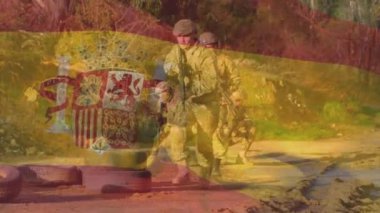 Beyaz erkek askerlerin silahlı koşması üzerine İspanyol bayrağının canlandırılması. savaş, ordu, kamu savunması ve vatanseverlik kavramı dijital olarak oluşturulmuş video.