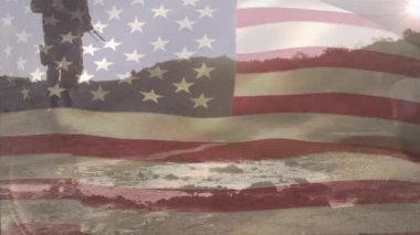 Amerikan bayrağının, silahlı koşan erkek askerlerin orta kısımlarının üzerinde canlandırılması. savaş, ordu, kamu savunması ve vatanseverlik kavramı dijital olarak oluşturulmuş video.