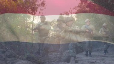 Zırhlı çeşitli askerlerin üzerinde Hollanda bayrağının canlandırılması. savaş, ordu, kamu savunması ve vatanseverlik kavramı dijital olarak oluşturulmuş video.