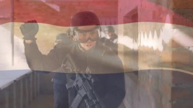 Beyaz zırhlı askerlerin üzerinde Hollanda bayrağının canlandırılması. savaş, ordu, kamu savunması ve vatanseverlik kavramı dijital olarak oluşturulmuş video.