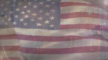 Amerikan bayrağının zırhlı çeşitli askerlerin üzerinde canlandırılması. savaş, ordu, kamu savunması ve vatanseverlik kavramı dijital olarak oluşturulmuş video.