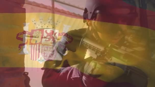鎧で白人兵士の上にスペインの旗のアニメーション 愛国心の概念をデジタルで生成したビデオ — ストック動画