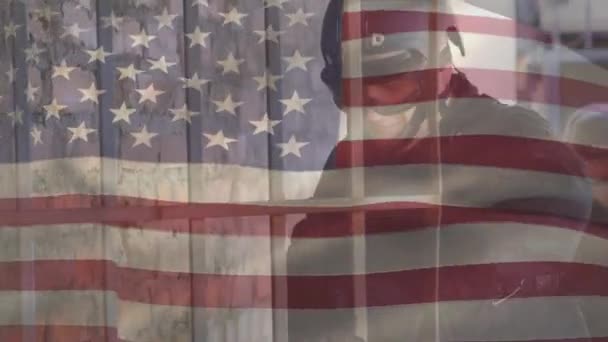Beyaz Zırhlı Askerlerin Üzerinde Amerikan Bayrağının Canlandırılması Savaş Ordu Kamu — Stok video