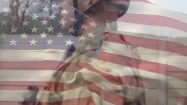 Amerikan bayrağının zırhlı çeşitli askerlerin üzerinde canlandırılması. savaş, ordu, kamu savunması ve vatanseverlik kavramı dijital olarak oluşturulmuş video.