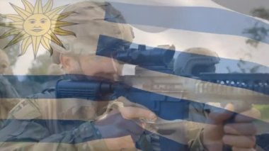 Zırhlı çeşitli askerler üzerinde uruguay bayrağının animasyonu. savaş, ordu, kamu savunması ve vatanseverlik kavramı dijital olarak oluşturulmuş video.