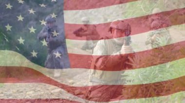 Amerikan bayrağının zırhlı çeşitli askerlerin üzerinde canlandırılması. savaş, ordu, kamu savunması ve vatanseverlik kavramı dijital olarak oluşturulmuş video.