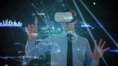 VR kulaklık takan mutlu bir adam üzerindeki verilerle bağlantı ağının animasyonu. küresel bağlantılar, veri işleme ve teknoloji konsepti dijital olarak oluşturulmuş video.