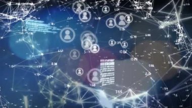 Dijital siyah uzayda veri işleme ile bağlantılı simgelerle ağ animasyonu. küresel bağlantılar, veri işleme ve teknoloji konsepti dijital olarak oluşturulmuş video.