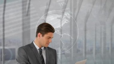 Çeşitli grafikler ve dünya üzerinde beyaz iş adamının animasyonu. küresel finans, iş ve dijital arayüz kavramı dijital olarak oluşturulmuş video.