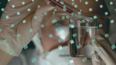 Beyaz kadın bilim adamının deney tüpü ve deney tüpü tutması üzerine sıra sıra yeşil küplerin animasyonu. Bilim ve araştırma konsepti dijital olarak oluşturulmuş video.