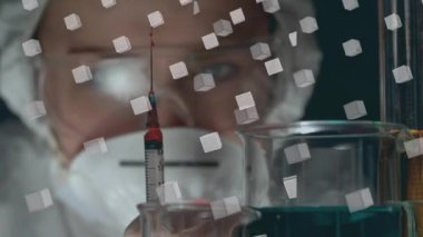 Beyaz küpler beyaz bilim adamlarının elinde şırınga tutan kadın bilim adamlarının üzerinde. Bilim ve araştırma konsepti dijital olarak oluşturulmuş video.