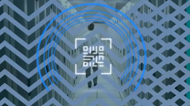 Animacja Neonowego Kodu Wzoru Szewrona Nad Serwerami Tyłu Człowieka Komunikacja — Wideo stockowe