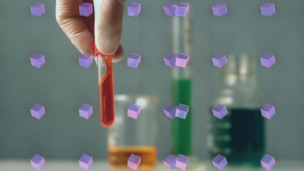 一排排紫色立方体在拿着实验室试管的科学家上空动画 科学与研究概念数码视频 — 图库视频影像