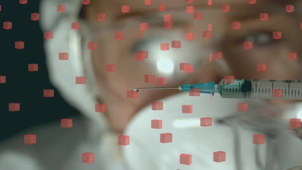 用一排排粉色立方体对拿着注射器的女高加索科学家进行动画 科学与研究概念数码视频 — 图库视频影像