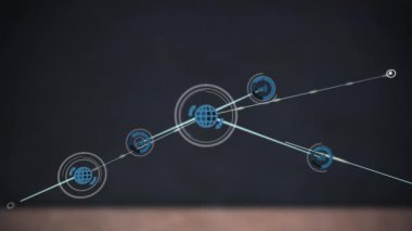 Gri arkaplan üzerindeki simgelerle bağlantı ağının animasyonu. küresel ağlar, bağlantılar ve dijital arayüz konsepti dijital olarak oluşturulmuş video.