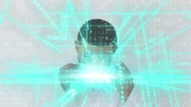 Yüz maskesi takan melez bir adamın veri işleme animasyonu. covid 19 pandemik kavramı dijital olarak oluşturulan video sırasında küresel tıp ve dijital arayüz.