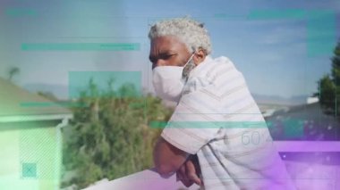 Yüz maskesi takan Afro-Amerikan bir adamın veri işleme animasyonu. covid 19 pandemik kavramı dijital olarak oluşturulan video sırasında küresel tıp ve dijital arayüz.