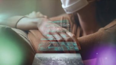 Yüz maskesi takan beyaz kadın hakkında veri işleme animasyonu. covid 19 pandemik kavramı dijital olarak oluşturulan video sırasında küresel tıp ve dijital arayüz.