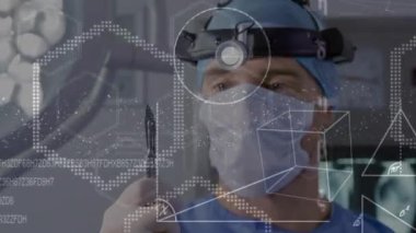 Beyaz erkek cerrah üzerine blokların, formüllerin ve altıgenlerin animasyonu. tıp, sağlık, bilim ve teknoloji konsepti dijital olarak üretilen video.