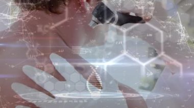 Veri işleme ve DNA 'nın animasyonu, erkek hastayı muayene eden beyaz erkek doktor üzerinde. tıp, sağlık, bilim ve teknoloji konsepti dijital olarak üretilen video.