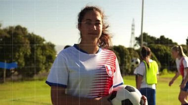 Çeşitli bayan futbolcular üzerinde veri işleme animasyonu. global spor ve dijital arayüz konsepti dijital olarak oluşturulmuş video.