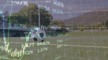 Kafkas erkek futbolcu üzerinde veri işleme animasyonu. global spor ve dijital arayüz konsepti dijital olarak oluşturulmuş video.