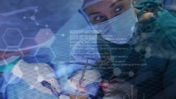 在手术过程中 对高加索女外科医生的数据处理和公式进行动画化 医疗保健 科学和技术概念数码视频 — 图库视频影像