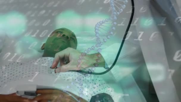 Анимация Молекул Бинарного Кода Над Кавказским Врачом Осматривающим Африканского Американского — стоковое видео