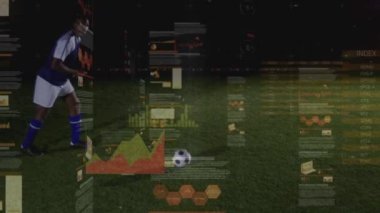 Afro-Amerikan erkek futbolcu üzerinden veri işleme animasyonu. global spor ve dijital arayüz konsepti dijital olarak oluşturulmuş video.