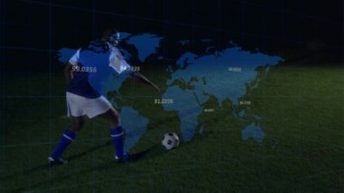 Afro-Amerikan erkek futbolcu üzerinden veri işleme animasyonu. global spor ve dijital arayüz konsepti dijital olarak oluşturulmuş video.