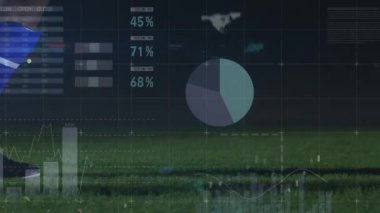 Afro-Amerikan erkek futbolcu üzerinden veri işleme animasyonu. global spor ve dijital arayüz konsepti dijital olarak oluşturulmuş video.