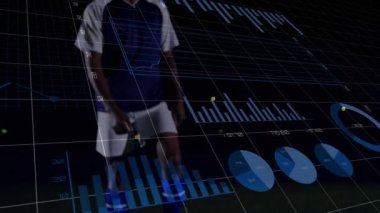 Afro-Amerikan erkek futbolcu üzerinden veri işleme animasyonu. global spor ve dijital arayüz konsepti dijital olarak oluşturulmuş video.