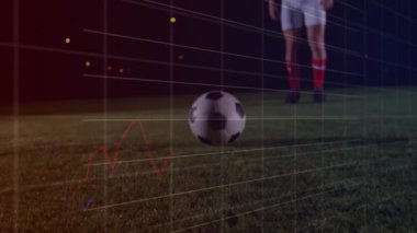 Kafkas erkek futbolcu üzerinde veri işleme animasyonu. global spor ve dijital arayüz konsepti dijital olarak oluşturulmuş video.