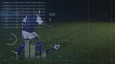Afro-Amerikan erkek futbolcu üzerinden veri işleme animasyonu. global spor ve dijital arayüz konsepti dijital olarak oluşturulmuş video.