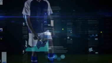 Afro-Amerikan erkek futbolcu üzerinden veri işleme animasyonu. global spor ve dijital arayüz konsepti dijital olarak oluşturulmuş video.