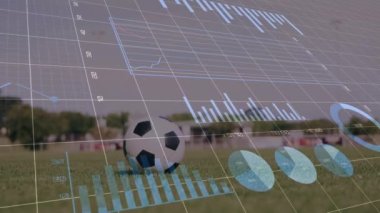 Kafkas erkek futbolcu üzerinde veri işleme animasyonu. global spor ve dijital arayüz konsepti dijital olarak oluşturulmuş video.