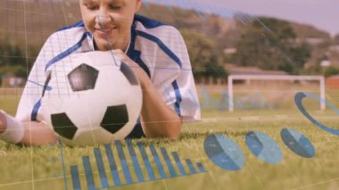 Gülümseyen beyaz kadın futbolcu üzerinden veri işleme animasyonu. global spor ve dijital arayüz konsepti dijital olarak oluşturulmuş video.