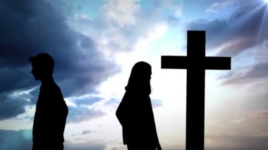 Bulut ve haç üzerindeki çiftlerin siluetinin animasyonu. din ve inanç kavramı dijital olarak oluşturulan video.