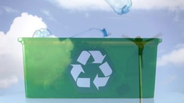 Plastik kutular ve rüzgar türbiniyle yeşil geri dönüşüm işaretinin olduğu kutu. çevre, geri dönüşüm, yeşil enerji ve sürdürülebilirlik kavramı dijital olarak oluşturulmuş video.