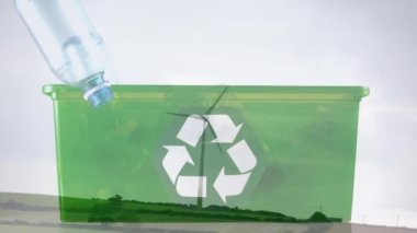 Plastik şişeler ve rüzgar türbiniyle yeşil geri dönüşüm işaretinin olduğu kutu. çevre, geri dönüşüm, yeşil enerji ve sürdürülebilirlik kavramı dijital olarak oluşturulmuş video.