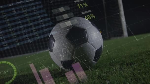 スポーツスタジアムでサッカーに関するデータ処理のアニメーション グローバルスポーツとデジタルインターフェースの概念デジタル生成されたビデオ — ストック動画