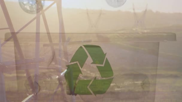 Animace Zelené Recyklační Značky Přes Krabici Plastovými Lahvemi Elektrickými Pylony — Stock video