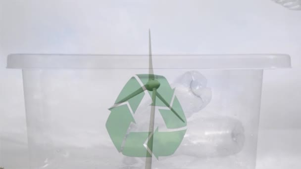 Animacja Zielonego Znaku Recyklingu Nad Pudełkiem Plastikowymi Pudełkami Turbiną Wiatrową — Wideo stockowe
