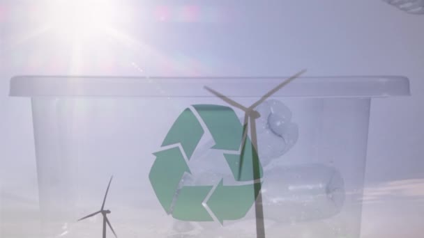プラスチック製の箱や風力タービンで箱の上に緑のリサイクル標識のアニメーション リサイクル グリーンエネルギー 持続可能性の概念をデジタルで生成し — ストック動画