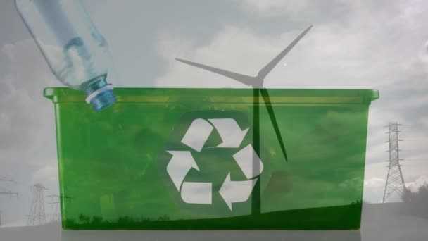 Animación Reciclado Verde Firmar Sobre Caja Con Botellas Plástico Turbina — Vídeo de stock