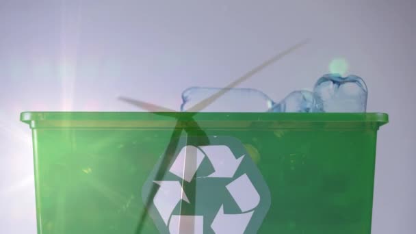 プラスチックボトルと風力タービンでボックス上の緑のリサイクル標識のアニメーション リサイクル グリーンエネルギー 持続可能性の概念をデジタルで生成し — ストック動画