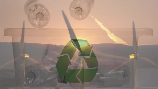 Анимация Зеленого Знака Переработки Поверх Коробки Пластиковыми Бутылками Ветровыми Турбинами — стоковое видео