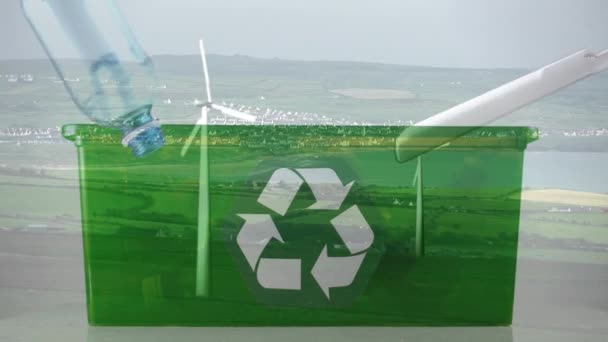 Анимация Зеленого Знака Переработки Поверх Коробки Пластиковыми Бутылками Ветровыми Турбинами — стоковое видео